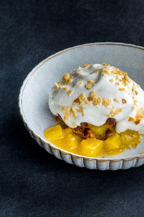 Тыквенные вафли с муссом из сгущенки и бобами тонка