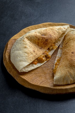 Пита с рубленой мраморной говядиной и овощами